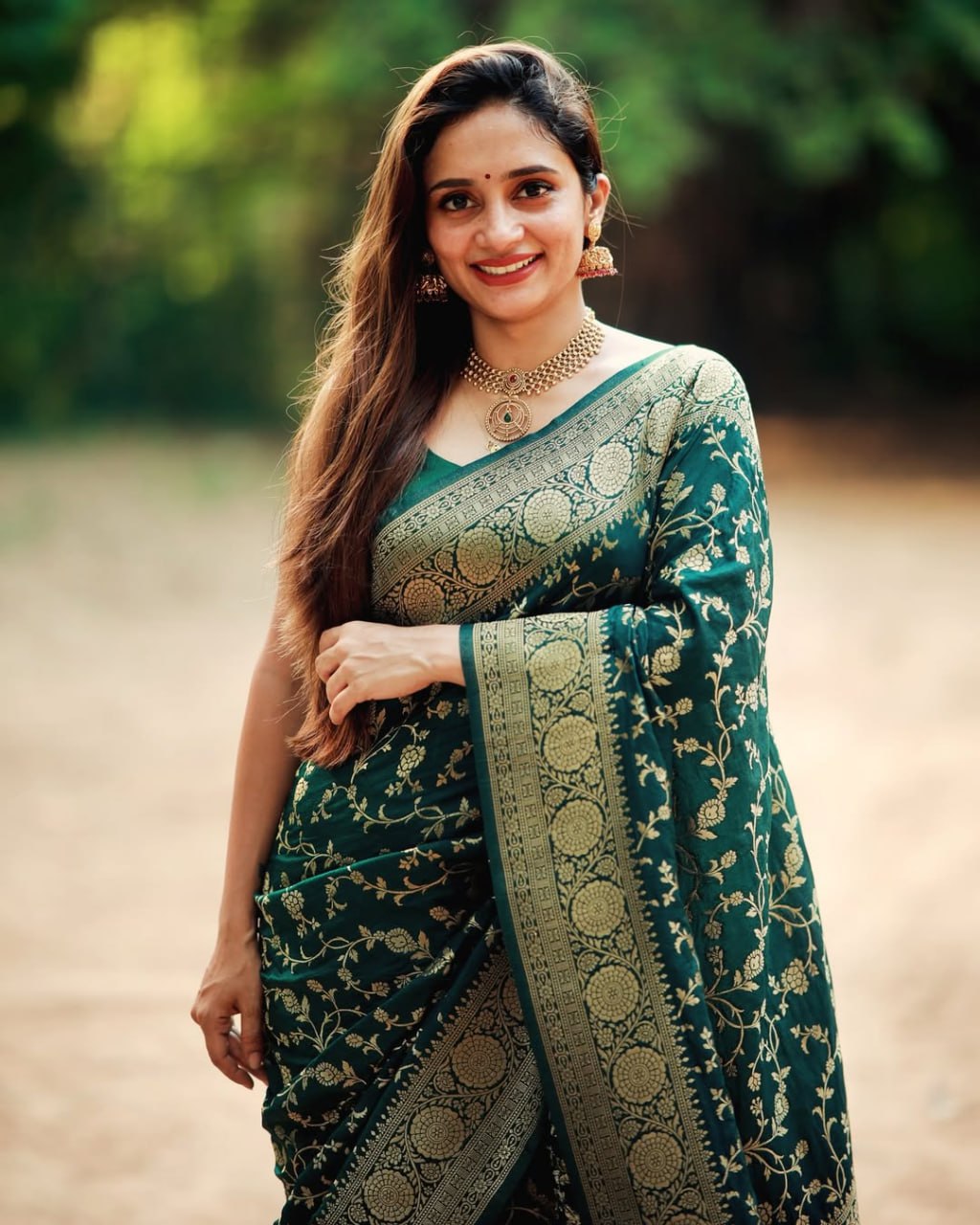 Royal Emerald Green Banarasi Silk Saree with Antique Gold Zari Elegance